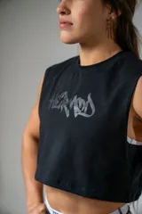 Musculosa corta deportiva negra con logo estampado en el frente.