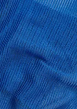 Jersey azul de tejido de punto fino semitransparente, con cuello redondo y mangas largas.