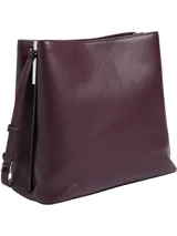 Cartera tipo saco Calvin Klein color borgoña, con correa larga regulable y logo CK plateado en el frente.