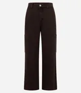 Pantalón cargo de sarga color blanco, con tiro alto, trabillas, cierre tradicional, bolsillos laterales y traseros.