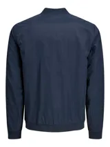 Campera bomber azul marino de corte clásico, con cuello y puños acanalados, cierre frontal con cremallera, bolsillos laterales con cremallera y bolsillo en la manga.