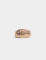Anillo dorado con incrustaciones de strass en distintos tonos.
