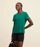 Remera deportiva blanca texturizada, con cuello redondo, manga corta, detalle reflectante y pliegue en la espalda.
