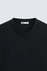 Camiseta color borgoña de corte regular, cuello redondo y mangas cortas.