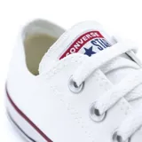 Championes Converse Chuck Taylor Ox de lona color blanco con detalles en rojo y azul en la suela.