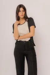 Pantalón negro de lino de corte ancho con costuras a contratono.