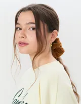 Maxi scrunchie de corderoy color marrón.