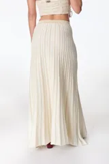 Falda midi tejida a rayas verticales en tonos celeste y azul, con cintura elástica y abertura lateral.