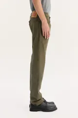 Pantalón de jean color verde oliva, corte recto y tiro medio. Confeccionado en tejido twill sin elasticidad. Modelo 505 Regular Fit.