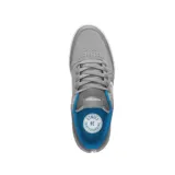 Championes grises de skate marca Etnies, modelo Marana, con logo blanco en el lateral, cuello acolchado con interior azul y suela blanca con base marrón.