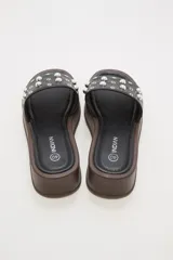 Sandalias color beige con plataforma marrón y apliques de tachas plateadas.