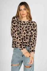 Sweater color camel con estampado animal print de leopardo en tonos marrones.
