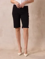 Bermuda color beige en gabardina elastizada, con pretina ancha elastizada, bolsillos simulados en la parte delantera y bolsillos aplicados en la parte trasera.