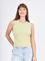 Musculosa de punto color verde claro, con cuello redondo y sisas anchas.