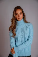 Sweater verde esmeralda de punto trenzado, con cuello alto y mangas largas.