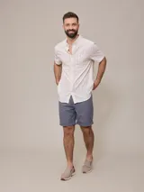 Camisa de manga corta para hombre, confeccionada en algodón con diseño a rayas verticales finas.