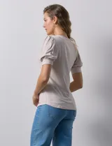 Remera blanca de modal con cuello redondo y mangas cortas abullonadas con puño.