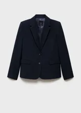 Blazer negro con raya diplomática, cuello de pico con solapa, cierre de botones en la parte delantera, manga larga con puños abotonados, diseño recto y estructurado, un bolsillo de ribete en el pecho y dos bolsillos de ribete con solapa laterales.