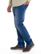 Pantalón de jean azul de corte recto, tiro medio y calce regular. Confeccionado en denim con tecnología Natural Flex y certificación Repreve.