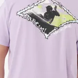 Remera lila de manga corta con cuello redondo y estampado pequeño en el lado izquierdo del pecho.