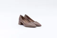 Zapato de cuero color beige, con punta fina y taco cuadrado de 5 cm.