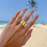 Anillo de bronce con acabado martillado, diseño único y contemporáneo.