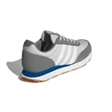Zapatillas deportivas de hombre en color gris, con detalles en blanco y suela de goma.