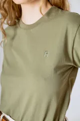 Remera blanca con rayas horizontales finas color rojo.
