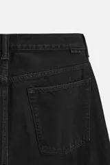 Pantalón de jean celeste con efecto lavado, corte amplio tipo baggy y cinco bolsillos.