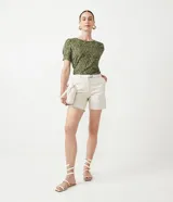 Bermuda color beige de algodón satinado, con bolsillos laterales y traseros, trabillas para cinturón y cinturón con hebilla doble.