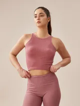 Top gris oscuro de lycra acanalada, corte cropped y cuello redondo.