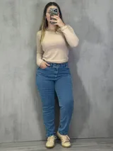 Pantalón de jean celeste de corte recto y tiro alto.
