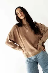 Buzo color marrón con cuello redondo y logo bordado en el pecho.