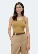 Musculosa slim color ocre, de tela acanalada con cuello redondo y sisas anchas.