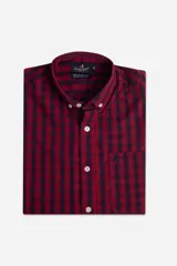 Camisa de manga corta para hombre, con fit regular, logo bordado y cartera con botones.