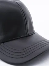 Gorra de béisbol negra de cuero sintético.