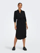 Vestido camisero midi negro con cuello clásico, mangas largas con puños abotonados, cierre frontal con botones y cinturón en la cintura.