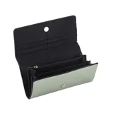 Monedero tipo sobre color beige charolado con logo Terrano en placa metálica plateada. Tiene cierre con broche imán, gran capacidad interior y bolsillo con cierre.