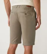 Bermuda masculina de corte slim, confeccionada en sarga lisa color blanco. Cuenta con bolsillos laterales, cierre con botón y cremallera, y trabillas para cinturón.