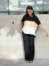 Remerón de tela viscocreppe combinado en negro, tostado y blanco, con espalda lisa y diseño amplio.