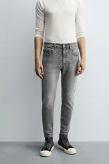 Pantalón de jean color beige, corte skinny, tiro medio, largo cropped y cinco bolsillos.