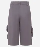 Bermuda masculina super baggy confeccionada en sarga de algodón, con cintura con trabilla, cierre tradicional y bolsillo cargo con cierre por cremallera.
