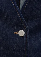 Chaleco de denim azul oscuro con cuello en pico, sin mangas, dos bolsillos delanteros y cierre con botones.