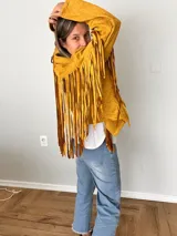 Campera de gamuza sintética color azul con flecos largos en mangas y espalda, corte recto con solapas clásicas.