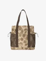 Bolso tote Carhartt WIP modelo Irwin, con estampado de camuflaje en tonos beige y marrón. Cuenta con doble asa de mano, correa de hombro ajustable, compartimento principal con cierre, bolsillo trasero con cierre, dos bolsillos laterales de malla con ajuste de cordón y bolsillo interior con cierre.