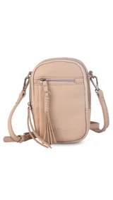 Bandolera compacta de símil cuero color rojo, con correa regulable y desmontable. Posee apertura superior, bolsillo frontal con cierre y bolsillo trasero abierto.