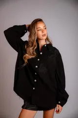 Camisa color beige de muselina con bordado en la parte delantera y manga globo con puño.