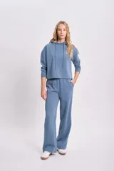 Canguro azul con capucha y cordones ajustables, con estampado de Sebastián el cangrejo de La Sirenita en la espalda.
