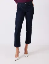 Jean wide leg azul oscuro, de tiro alto y pierna recta. Tiene pretina con pasadores, botón y cierre, y bolsillos delanteros y traseros.