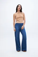 Musculosa color verde oliva con efecto marmolado, cuello redondo con media cartera de botones y bordado en la espalda.